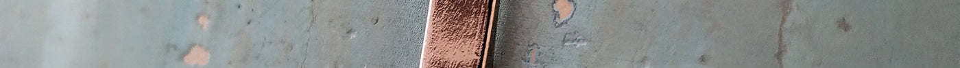 Logo Tikiwe®-Taschen aus Kork, silberfarben auf türkisem Kork