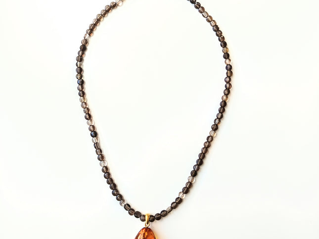 Collier aus Rauchquarzlinsen, Schließe, Quetschösen und Öse am Bernstein aus Silber vergoldet, tikiwe