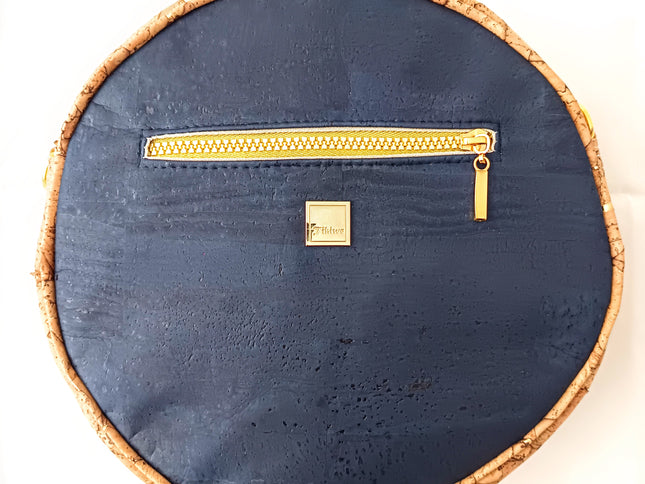 Tikiwe Karli runde Kortktasche aus blauem und naturfarbenem Kork mit goldfarbenen Elemente