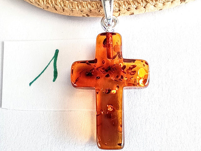 Kreuz aus Bernstein an Korkkordel von Tikiwe-Taschen aus Kork