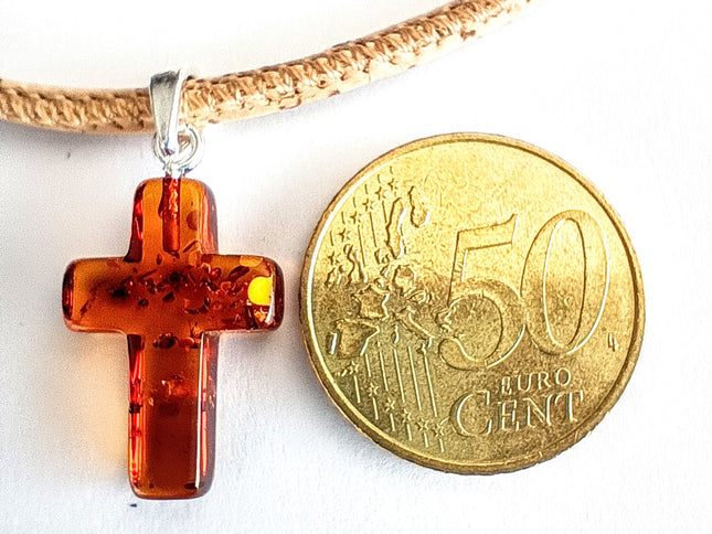 Kreuz aus dunklem Bernstein mit 50 ct Stück wg der Gröüenverhältnisse