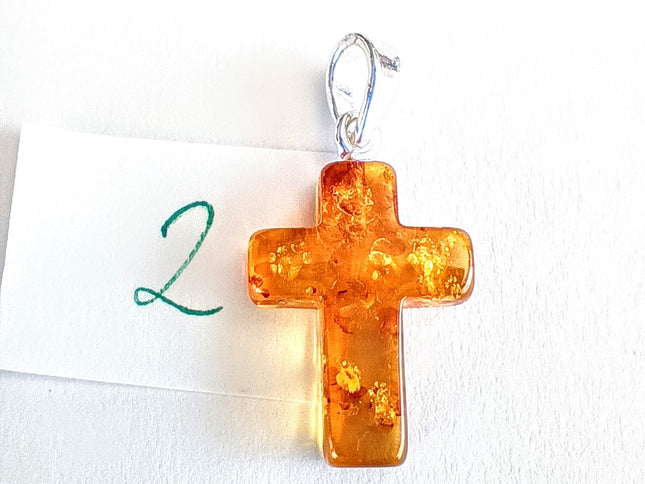 Kreuz aus honigfarbenen Bernstein mit silberner Öse, Tikiwe-Taschen aus Kork