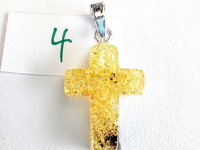 Kreuz aus sehr hellem Bernstein und dunklem Einschluss rechts unten, viele Einschlüsse, Tikiwe-Taschen aus Kork