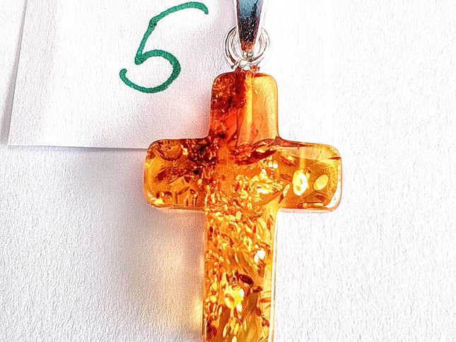 Kreuz aus honigfarbenen Bernstein mit einem Wirbel aus Einschlüssen und silberner Öse, Tikiwe-Taschen aus Kork
