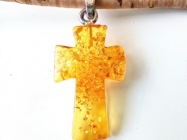 Kreuz aus hellem Bernstein mit Einschlüssen, die wie ein Schneegestöber aussehen, Öse aus 925 Silber, Kordel Kork, Verschluss Zamak