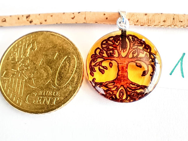 Anhänger aus Bernstein mit eingraviertem Lebensbaum, silberner Öse an einer Kordel aus Kork, made by Tikiwe und 50 ct. Münze wg des Größenverhältnisses