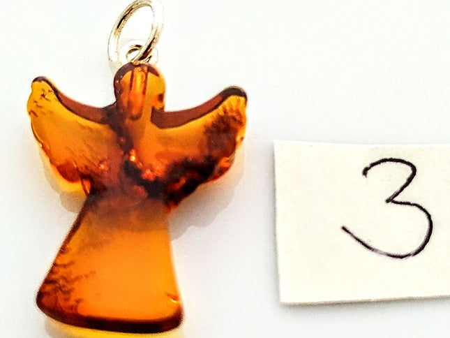 Engel aus polnischem Bernstein mit silberner Öse an einer Kordel aus Kork, Variante 3
