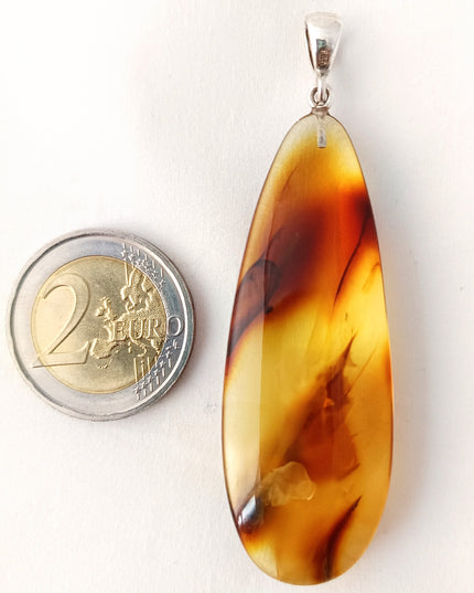 Bernsteinanänger von Tikiwe-Taschen aus Kork Größenverhältnis
Tikiwe Bernsteinschmuck langer, schmaler Tropfen aus Bernstein, gelblich und bräunlich getigert und hat einen zarten weiteren Einschluss im unteren Bereich, fast wie eine Blume, die je nach Lichteinfall sichtbar ist oder nicht, Öse Sterlingsilber