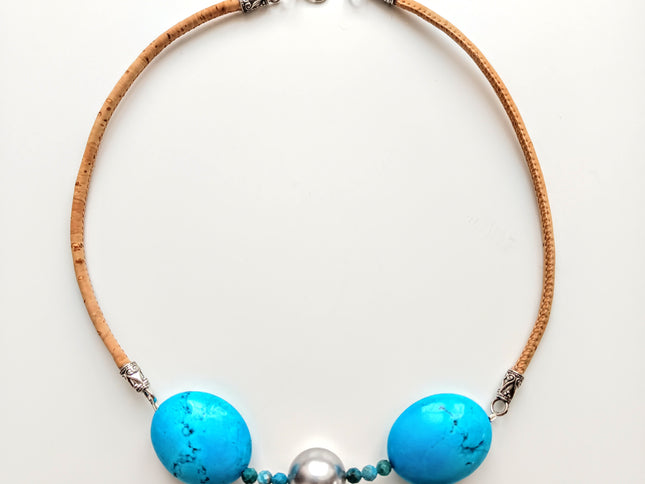 Collier aus Türkis, Apatit und Muschelkernperle, Kordel aus Kork, Verschluss aus Zamak, ca. 45 cm, Made by Tikiwe-Taschen aus Kork