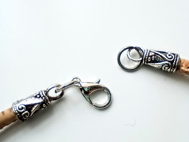 Detail: Karabiner und Kapseln aus Zamak, Kordel aus Kork von Tikiwe