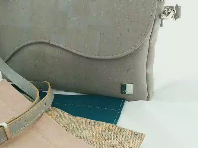 Video das zeigt, wie einfach die Klappen bei der Tikiwe®Wave auszutauschen sind. Zeigt auch, wie geräumig diese Clutch aus Kork ist.