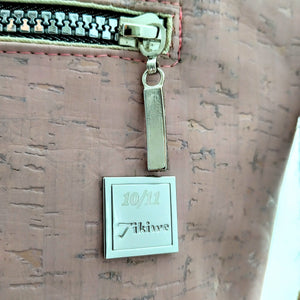 Tikiwe®LadyAsta Rosé,Detailansicht der Nummerierung, silberfarben, limitierter Shopper aus Kork
