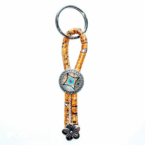 Schlüsselring mit Anhänger aus Kork, einem Mittelteil mit 4-Jahreszeiten Muster und als Abschluss einer Blume aus Zamak,