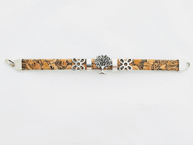 Armband aus Kork wie zuvor beschrieben, im Korkband mit Mooseinlagerungen. Sehr hübsch!