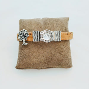 Armband aus Kork mit Lebensbaum, Magnetschließe, klarem Glitzerstein auf einem Kissen,  handmade by Tikiwe®