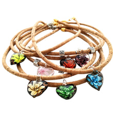 Lade das Bild in den Galerie-Viewer, diverse Herzen aus böhmischen Glas an Kordeln aus Kork
