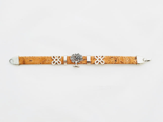 Armband aus 10mm breitem, weichen Korkband, naturfarben, mit 1 Slider Lebensbaum, 2 Blumenslidern und 2 glatten Sliedern. Französische Schließe.