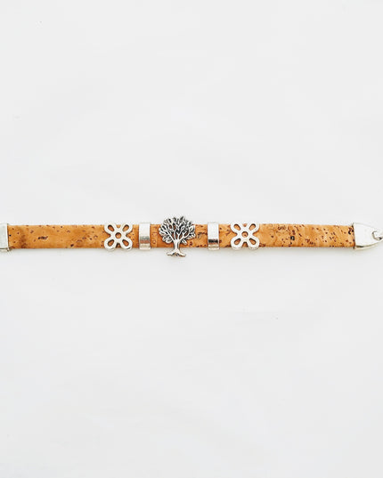 Armband aus 10mm breitem, weichen Korkband, naturfarben, mit 1 Slider Lebensbaum, 2 Blumenslidern und 2 glatten Sliedern. Französische Schließe.
