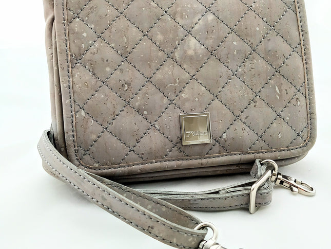 Tikiwe®Mini Basistasche aus grauem, gesteppten Kork im "Chanel - Style" mit langem Träger