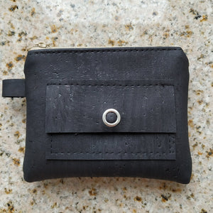 Schlüsselmäppchen aus schwarzem Kork mit einem Druckknopffach vorne. Z.B. für die Einkaufswagenmünze