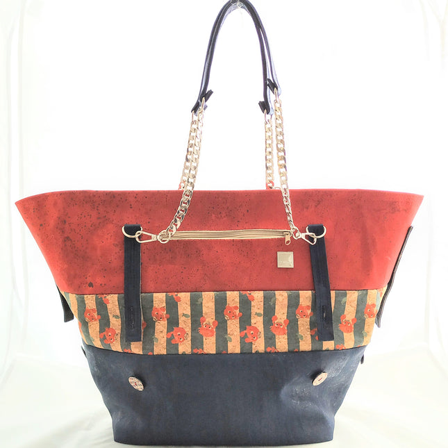 Großer Shopper aus rotem, blauem und gestreiftem Kork mit Extraträgern. Schwere silberfarbene Kette und blauer Kork im Schulterbereich