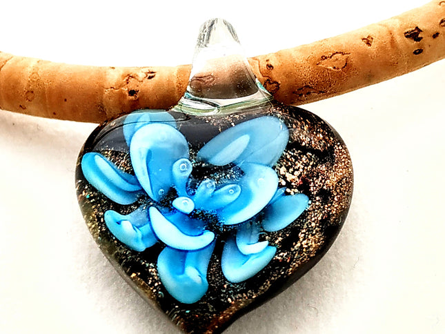 Herz mit blauer Blume und Goldglitzer aus böhmischem Glas. An einer Kordel aus naturfarbenem Kork, Handmade by Tikiwe®-Taschen aus Kork