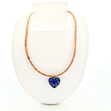 Lade das Bild in den Galerie-Viewer, Herz aus böhmischen Glas mit leuchtend blauer Blume an einer Kordel aus Kork