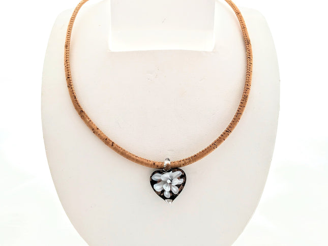 bezauberndes, klares Herz aus böhmischen Glas mit weißer Blume und 2 silberfarbenen Beads an einer Kordel aus Kork