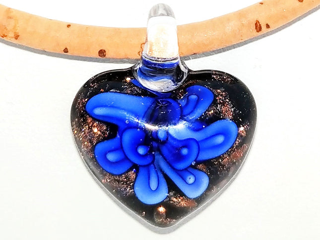 wunderschönes Herz aus böhmischen Kork mit leuchtend blauer Blume und Goldglitzer an einer Kordel aus Kork