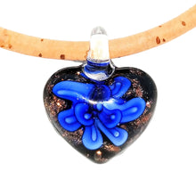 Lade das Bild in den Galerie-Viewer, wunderschönes Herz aus böhmischen Kork mit leuchtend blauer Blume und Goldglitzer an einer Kordel aus Kork