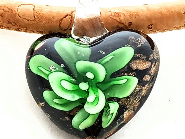Herz mit grüner Blume und Goldglitzer aus böhmischem Glas. An einer Kordel aus naturfarbenem Kork, Handmade by Tikiwe®-Taschen aus Kork