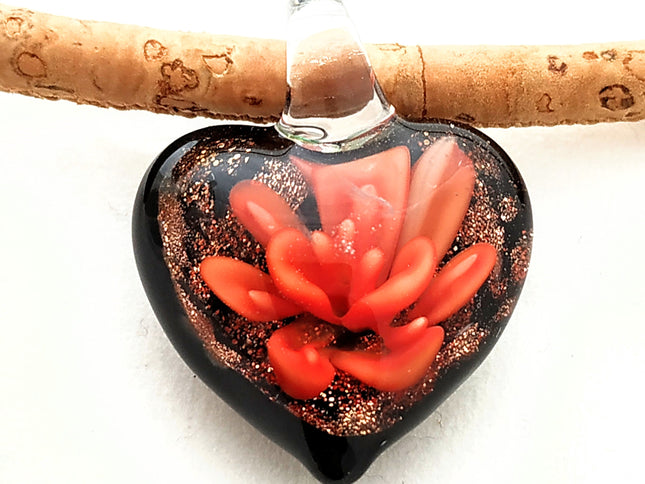 Herz mit roter Blume und Goldglitzer aus böhmischem Glas. An einer Kordel aus naturfarbenem Kork, Handmade by Tikiwe®-Taschen aus Kork