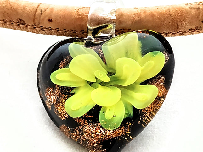 Herz mit zitronengelber Blume und Goldglitzer aus böhmischem Glas. An einer Kordel aus naturfarbenem Kork, Handmade by Tikiwe®-Taschen aus Kork