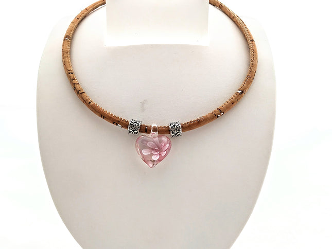 bezauberndes, klares Herz aus böhmischem Glas mit rosa Blume und 2 silberfarbenen Beads an einem Halsreif aus Kork