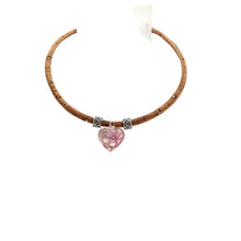 Lade das Bild in den Galerie-Viewer, bezauberndes, klares Herz aus böhmischem Glas mit rosa Blume und 2 silberfarbenen Beads an einem Halsreif aus Kork