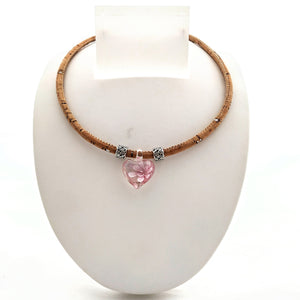 bezauberndes, klares Herz aus böhmischem Glas mit rosa Blume und 2 silberfarbenen Beads an einem Halsreif aus Kork
