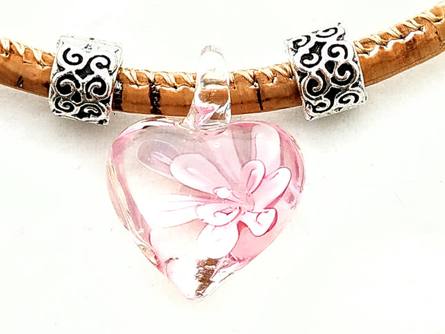 bezauberndes, klares Herz aus böhmischen Glas mit rosa Blume und 2 silberfarbenen Beads an einer Kordel aus Kork