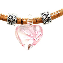 Lade das Bild in den Galerie-Viewer, bezauberndes, klares Herz aus böhmischen Glas mit rosa Blume und 2 silberfarbenen Beads an einer Kordel aus Kork