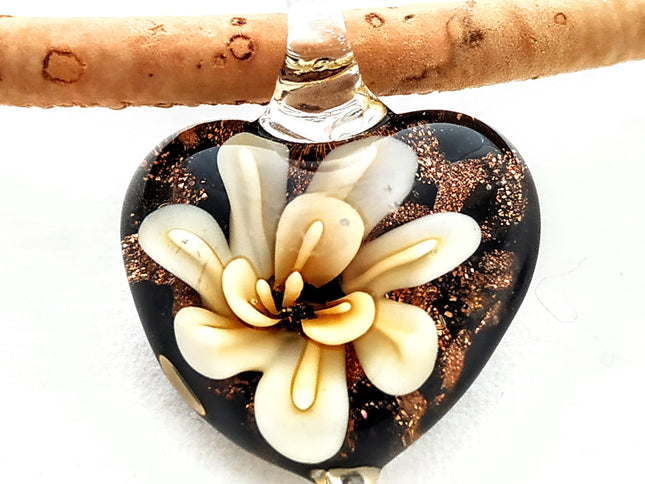 Herz mit vanillefarbener Blume und Goldglitzer aus böhmischem Glas. An einer Kordel aus naturfarbenem Kork, Handmade by Tikiwe®-Taschen aus Kork