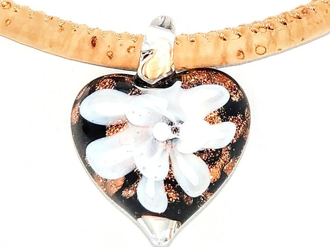 Hübsches Herz aus böhmischem Glas mit weißer Blume mit Goldglitzer an Kordel aus Kork
