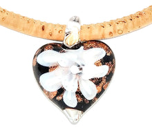 Lade das Bild in den Galerie-Viewer, Hübsches Herz aus böhmischem Glas mit weißer Blume mit Goldglitzer an Kordel aus Kork