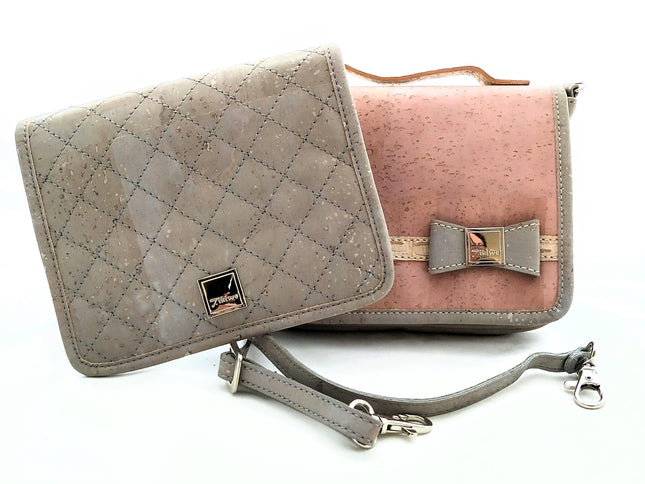 Tikiwe®Mini Basistasche aus gestepptem grauen Kork mit Wechselklappe aus grau-rosa Kork mit Schleifchen