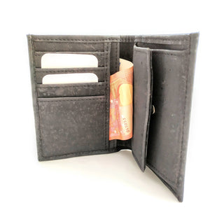 Geldbörse aus schwarzem Kork mit Fächern für Scheine, Kreditkarten, Münzen, Zettel, Dokumente