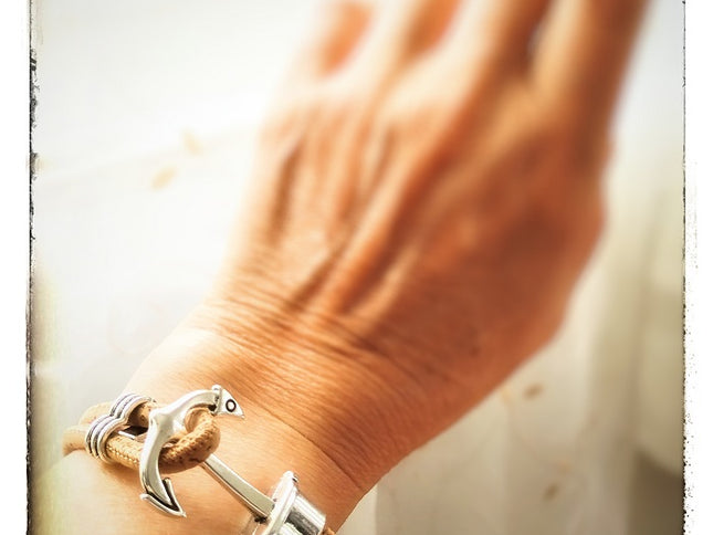 Korkarmband mit Anker am Handgelenk, handmade by Tikiwe®-Taschen aus Kork