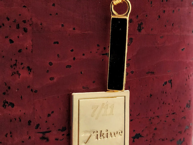 Tikiwe®LadyAsta Burgunder, Detailansicht der Nummerierung, weinroter Kork