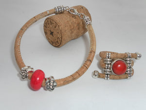 Ring und Armband mit roter Presskoralle. Weiche Kordeln aus Kork. 