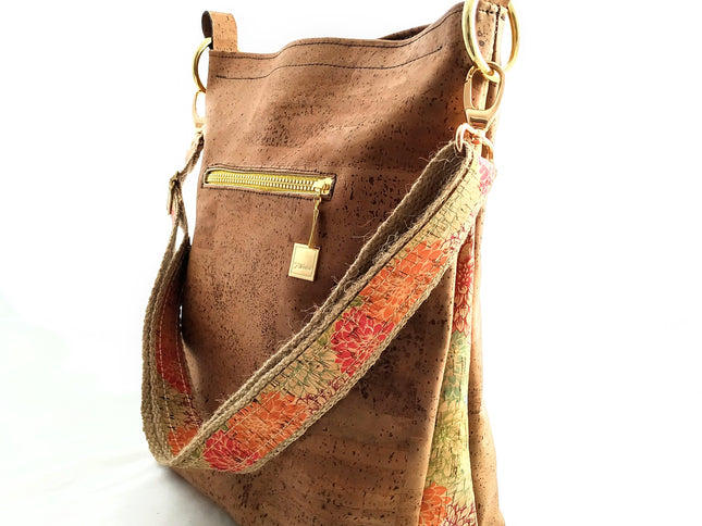 Tikiwe®Lady Asta limited Edition, Schultertasche aus Kork, handmade, Seitenansicht, goldfarbene Applikationen, schokobraun