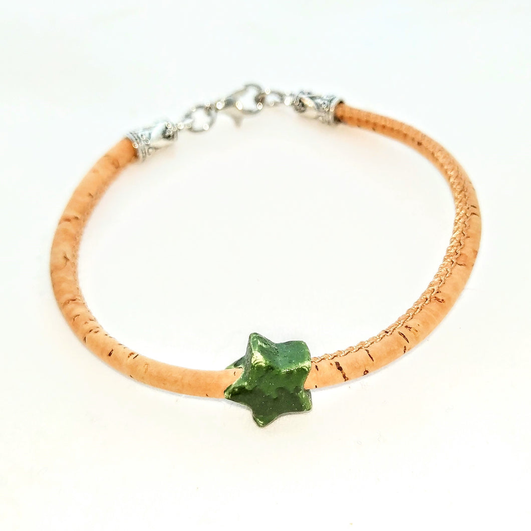 zartes Armband aus Kork mit moosgrünem Keramiksternchen made by Tikiwe®-Taschen aus Kork