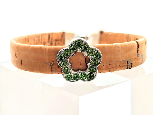 Wunderschönes Armband aus Kork mit schimmernden Elementen und einer Blume aus Edelstahl mit grünen Glitzersteinchen, 10mm breit
