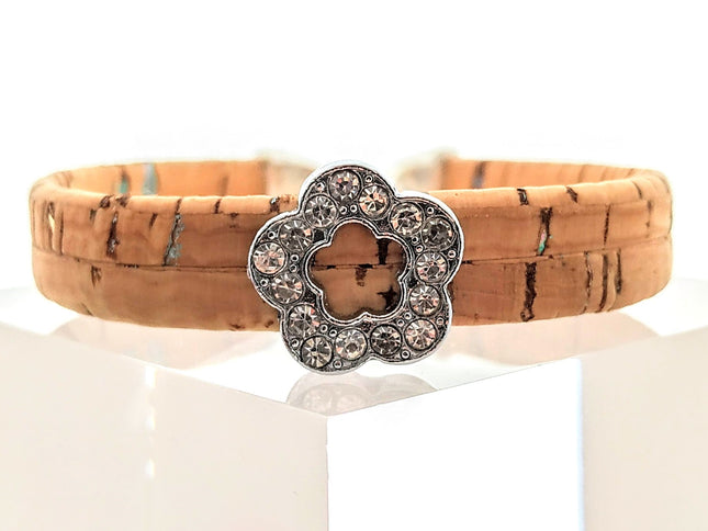 Wunderschönes Armband aus Kork mit schimmernden Elementen und einer Blume aus Edelstahl mit kristallklaren Glitzersteinchen, 10mm breit
